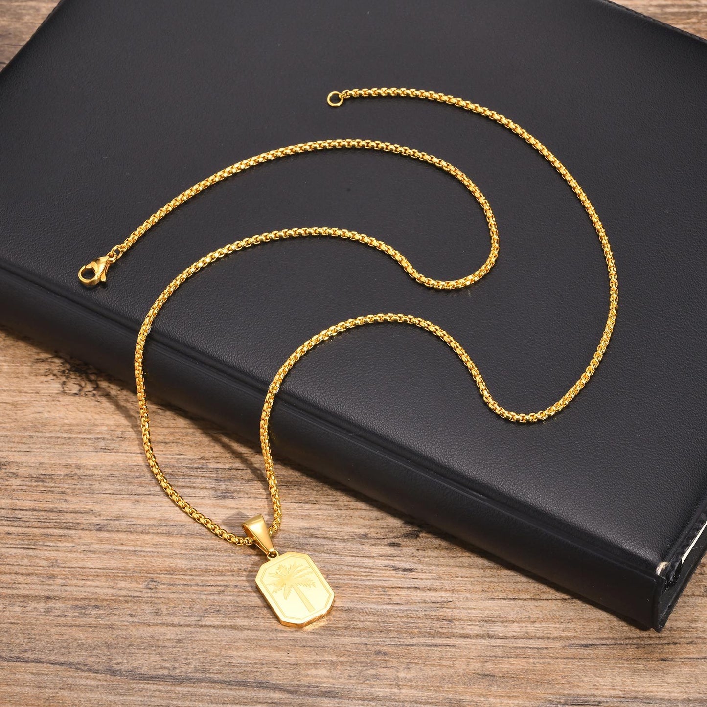 Palm pendant necklace
